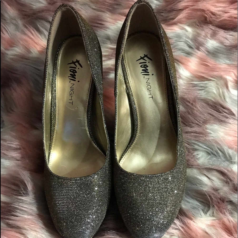 Gold/Silver Heels - Picture 5 of 7